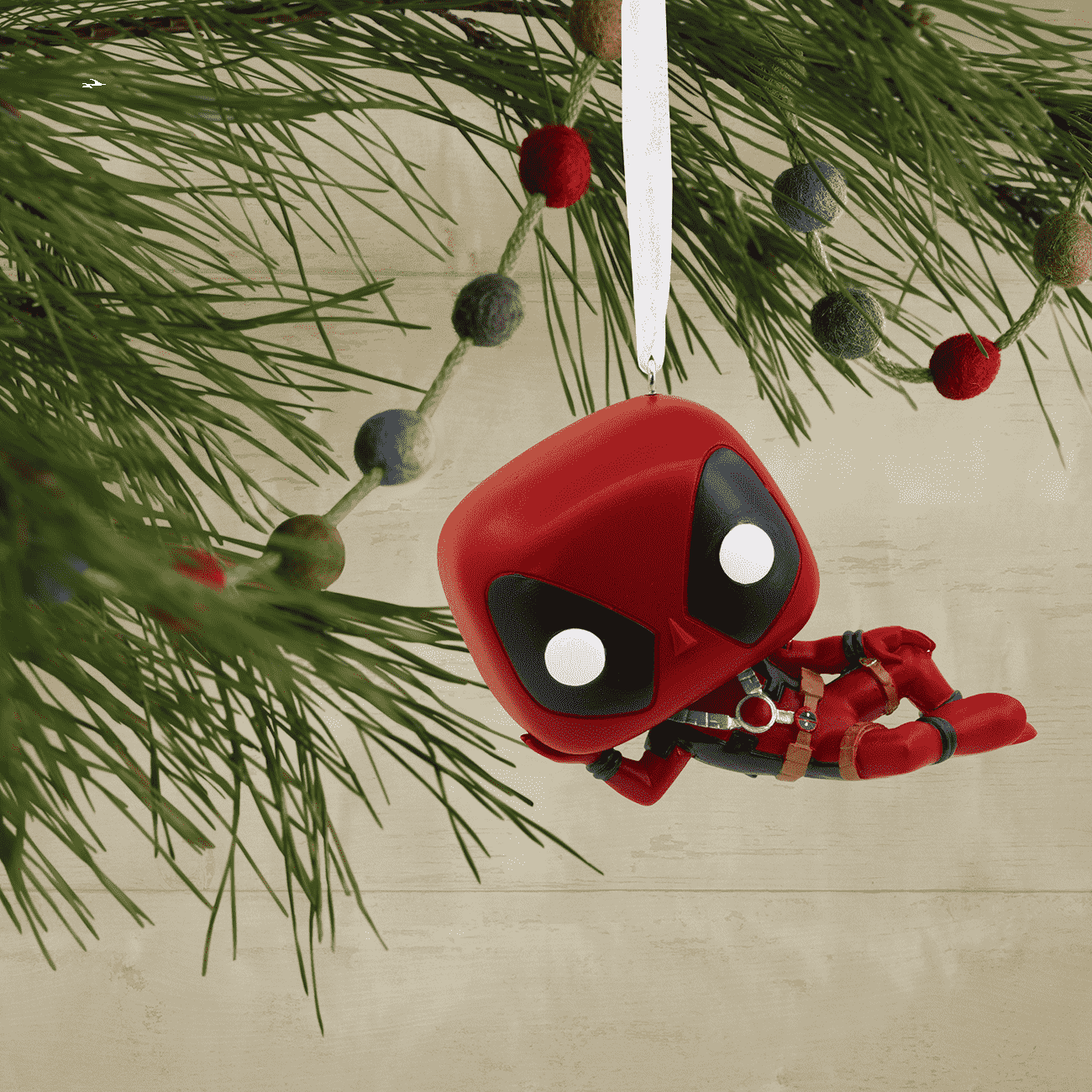 Hallmark Ornamento Di Natale Funko POP! Deadpool – Resina 5x7,6 Cm, Collezionabile Ufficiale Marvel - 4